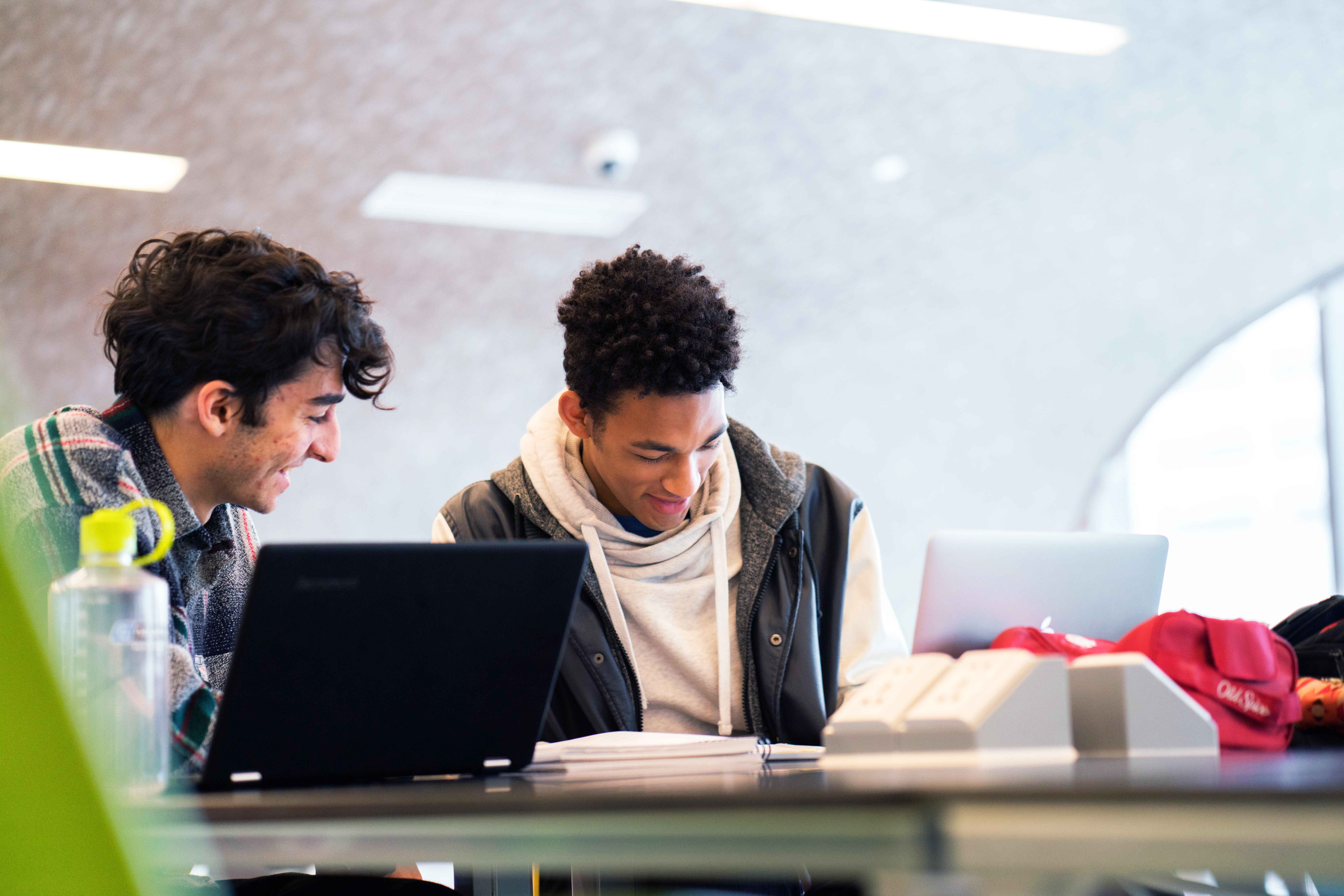 2 students working on a laptop